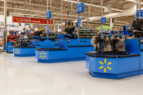 Las Vegas - Circa junio 2019: Walmart Retail Location. Walmart está impulsando su presencia en Internet y comercio electrónico para mantenerse al día con los competidores VII — Foto de Stock