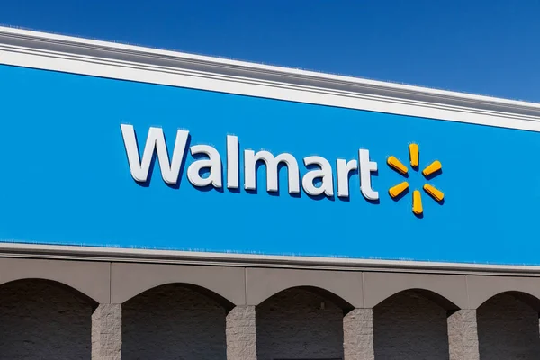 Las Vegas - Circa June 2019: Walmart Retail Location. Walmart is boosting its internet and ecommerce presence to keep up with competitors VIII — Stock Photo, Image