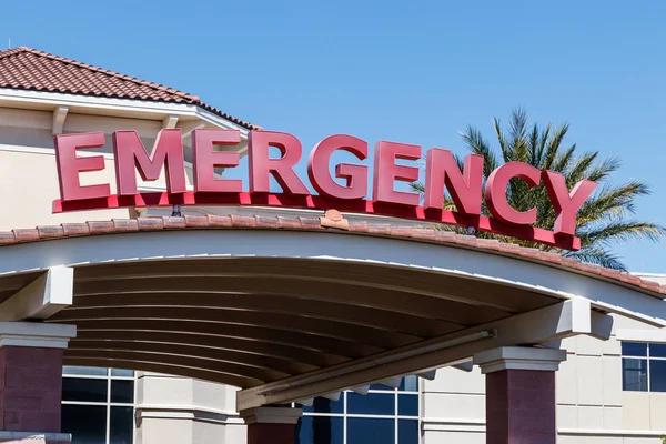 Señal roja de entrada de emergencia para un hospital local — Foto de Stock