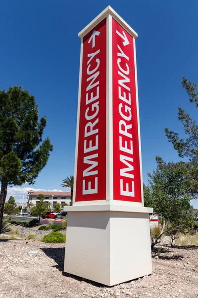 Señal roja de entrada de emergencia para un hospital local — Foto de Stock