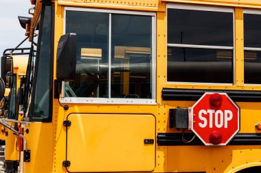 Indianapolis - Yaklaşık Haziran 2019: Bir okul otobüsü tarafında işareti dur. Iv'e binerken bu işaret görüntülendiğinde otobüsün yanından geçmek yasaktır.