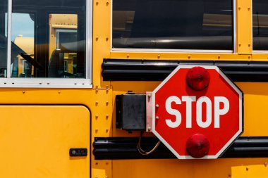 Indianapolis - Yaklaşık Haziran 2019: Bir okul otobüsü tarafında işareti dur. Öğrenciler uçağa binerken bu işaret görüntülendiğinde otobüsün yanından geçmek yasaktır.