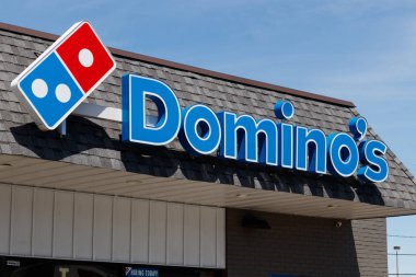 Greenfield - Circa Haziran 2019: Domino's Pizza Restaurant. Domino's günde 1 milyondan fazla pizza teslim ediyor Iv
