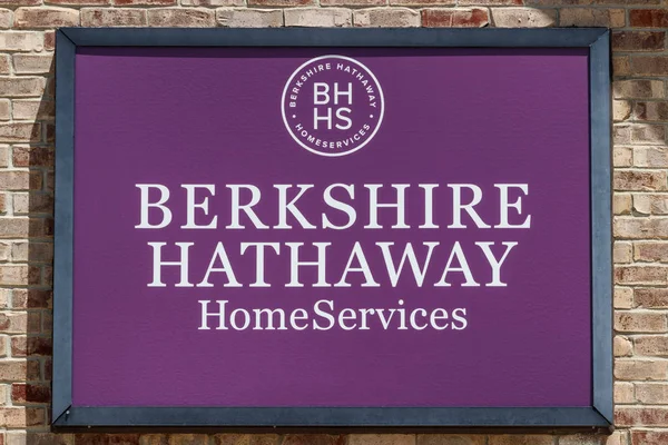 Greenfield - Sekitar Juni 2019: Berkshire Hathaway HomeServices Sign. HomeServices adalah anak perusahaan dari Berkshire Hathaway Energy I — Stok Foto
