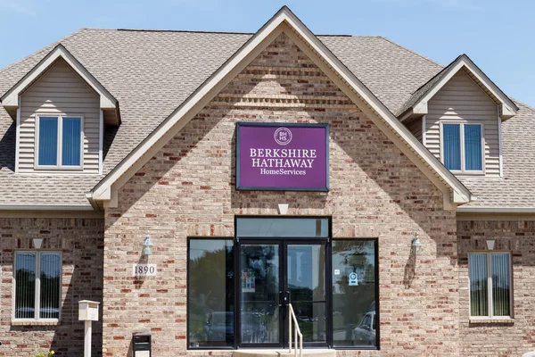 Greenfield-circa juni 2019: Berkshire Hathaway Home Services Sign. Homeservices is dochteronderneming van Berkshire Hathaway Energy II — Stockfoto