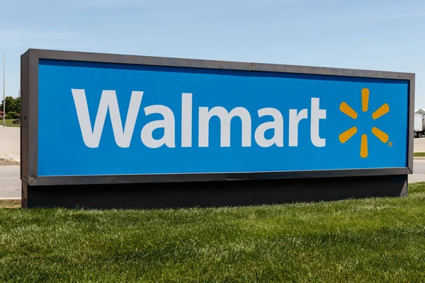 Greenfield - Circa junio 2019: Walmart Retail Location. Walmart está impulsando su presencia en Internet y comercio electrónico para mantenerse al día con los competidores IX — Foto de Stock