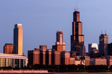Chicago - Circa Haziran 2019: Güneşli bir günde Michigan Gölü'nden Windy City şehir silueti. Chicago Cubs, Bears, Blackhawks ve derin çanak pizza i ev sahipliği yapmaktadır
