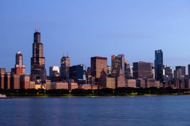 Chicago - Circa Haziran 2019: Güneşli bir günde Michigan Gölü'nden Windy City şehir silueti. Chicago Cubs, Bears, Blackhawks ve derin çanak pizza V ev sahipliği yapmaktadır