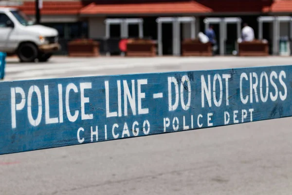 Chicago - Circa Giugno 2019: POLICE LINE NON CROCE il cartello per gentile concessione del Dipartimento di Polizia di Chicago I — Foto Stock