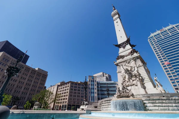 Indianapolis-circa červen 2019: Indianopolis centrum Skyline a vojáci a námořníci na slunném dni IX — Stock fotografie