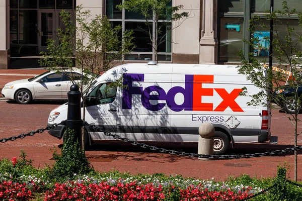 Indianapolis-circa juni 2019: Federal Express levering van. FedEx is een wereldwijd Bezorgbedrijf dat ik — Stockfoto
