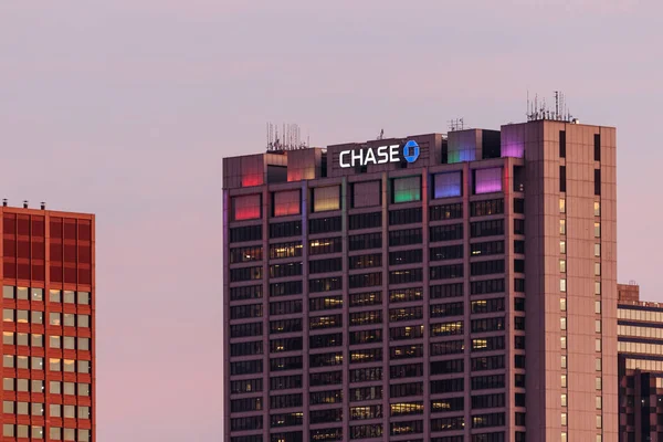 Chicago - Circa junio 2019: Torre Chase en el centro bañada en luces de arco iris para celebrar el Mes del Orgullo III —  Fotos de Stock