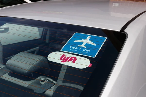 Chicago - Circa junio 2019: Lyft coche de alquiler y está autorizado para la recogida en el aeropuerto. Lyft y Uber han reemplazado muchos taxis con una aplicación de teléfono inteligente —  Fotos de Stock