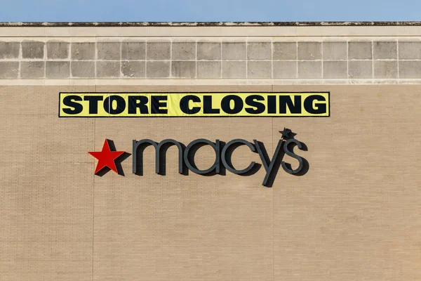 Deerfield - Circa June 2019: Macy's mall location and Store Closing sign. Macys plans to continue closing stores in 2019 III — Stock Photo, Image