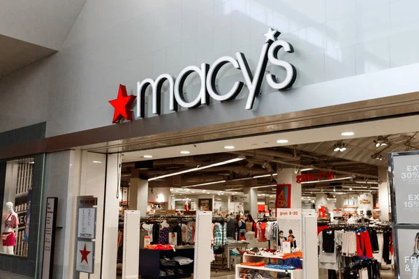 Las Vegas - Circa junio 2019: Macy 's mall location. Macys planea continuar cerrando tiendas IV — Foto de Stock