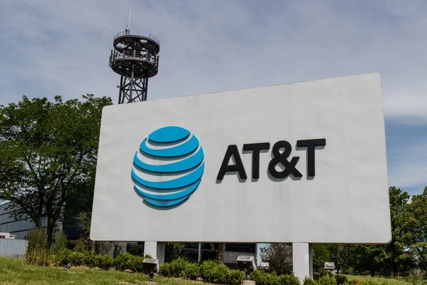 Northbrook - Circa Juni 2019: Kantor pusat AT & T. AT & T menyelesaikan merger dengan WarnerMedia dan sekarang mengontrol HBO, CNN dan DirecTV — Stok Foto