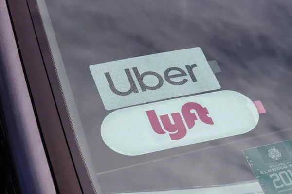 Chicago - Circa junio 2019: Uber y Lyft pegatinas exhibidas. Lyft y Uber paseo compartido ha reemplazado a muchos taxis para el transporte III — Foto de Stock