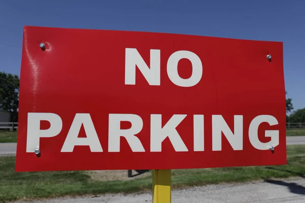 Nenhum sinal de estacionamento em letras vermelhas e brancas I — Fotografia de Stock