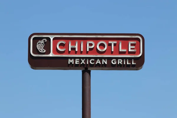Lafayette - Circa Julio 2019: Chipotle Mexican Grill Restaurant. Chipotle es una cadena de restaurantes de comida rápida de Burrito I — Foto de Stock