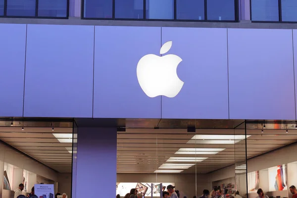 Las Vegas - Circa junio 2019: Ubicación del Apple Store Retail Mall. Apple vende y servicios iPhones, iPads, iMacs y Macintosh ordenadores III — Foto de Stock