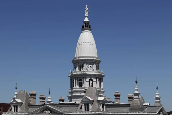 Lafayette - Circa julio 2019: Tippecanoe County Courthouse con su cúpula alargada y cuatro caras de reloj I — Foto de Stock