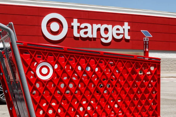 Lafayette - Circa Juli 2019: Target Retail Store Baskets. Target Sells Rumah Barang, Pakaian dan Elektronik V — Stok Foto