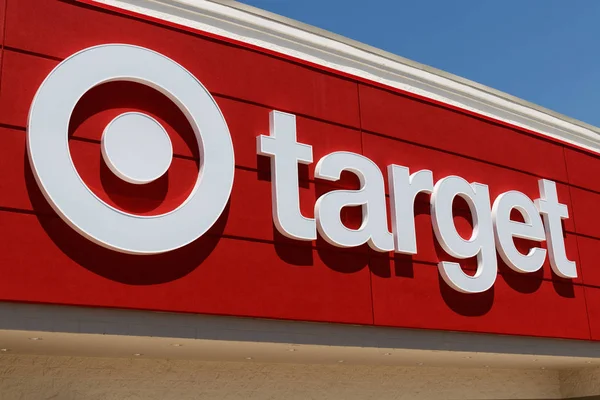 Lafayette - Circa julio 2019: Target Retail Store Baskets. Objetivo vende artículos para el hogar, ropa y electrónica VI — Foto de Stock