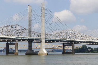 Louisville - Yaklaşık Temmuz 2019: Abraham Lincoln ve George Rogers Clark Memorial köprüler ve Louisville, Kentucky I Indiana bağlayan Ohio Nehri kapsayan 14 sokak demiryolu köprüsü görünümü