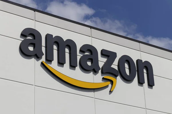 Greenwood - Sekitar Juli 2019: Amazon Receiving Center. Amazon.com adalah Makelar Berbasis Internet terbesar di Amerika Serikat dan merayakan Prime Day setiap tahunnya. — Stok Foto