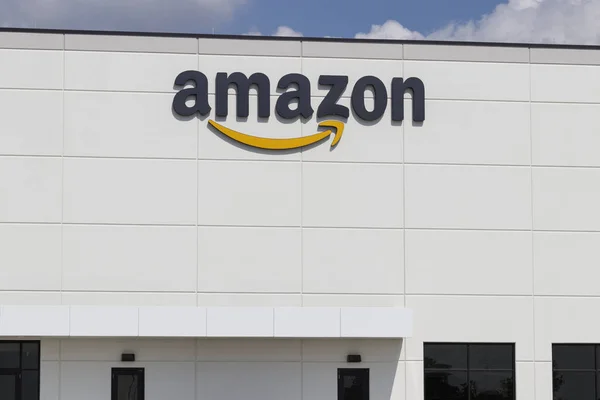 Γκρίνγουντ-περίπου 2019 Ιουλίου: Κέντρο υποδοχής Αμαζόνων. Η Amazon.com είναι ο μεγαλύτερος λιανοπωλητής που εδρεύει στο διαδίκτυο στις ΗΠΑ και γιορτάζει την ημέρα του πρωθυπουργού κάθε χρόνο — Φωτογραφία Αρχείου
