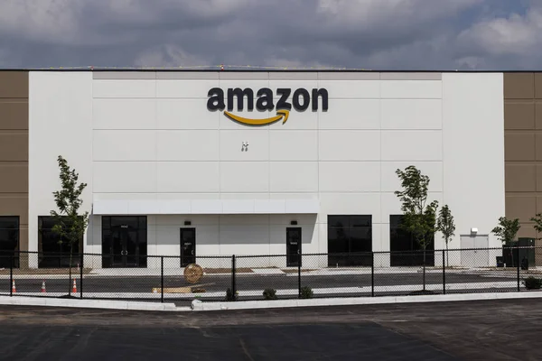 グリーンウッド - 2019年7月頃:建設中のアマゾン受け入れセンター。Amazon.comは、米国で最大のインターネットベースの小売業者であり、毎年プライムデーを祝います — ストック写真