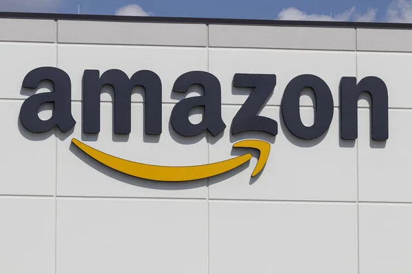 格林伍德 - Circa 2019 年 7 月：亚马逊接收中心。Amazon.com是美国最大的基于互联网的零售商，每年庆祝黄金日 — 图库照片