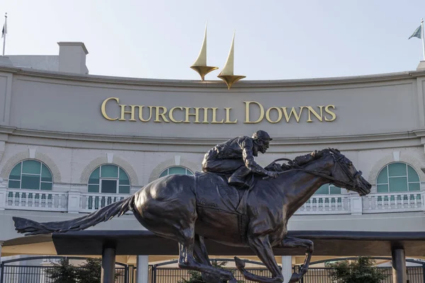 Λούισβιλ-περίπου 2019 Ιουλίου: Τσόρτσιλ Ντάουνς, σπίτι στο ντέρμπι του Κεντάκι. Το Κεντάκι Ντέρμπι είναι ένα από τα κοσμήματα του στέμματος των αγώνων ιππασίας και επαγγελματικό αθλητισμό III — Φωτογραφία Αρχείου