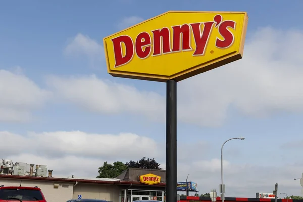 Louisville - Circa julho 2019: Restaurante e restaurante casual rápido de Denny. Dennys tem sido um favorito de comida tarde da noite para gerações I — Fotografia de Stock