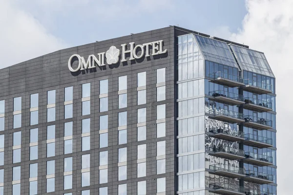 Louisville - Circa Julio 2019: Omni Hotel and resort. Omni Hotels es propiedad privada de TRT Holdings I — Foto de Stock