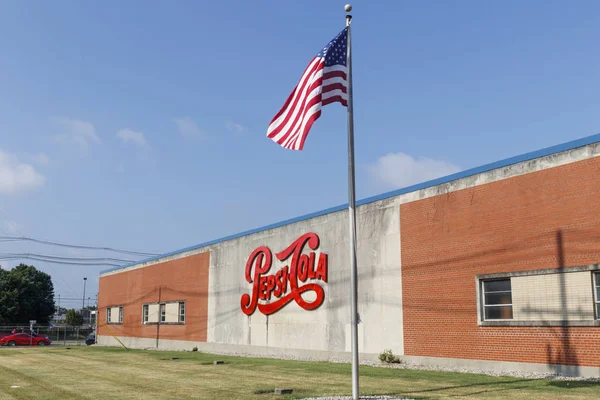 Louisville - ca. juli 2019: pepsi drinks company signage. Pepsi und Pepsico ist einer der größten Getränkehersteller der Welt. — Stockfoto