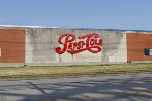 Louisville-circa juli 2019: Pepsi dranken bedrijf bewegwijzering. Pepsi en PepsiCo zijn een van de grootste drankenproducenten ter wereld V — Stockfoto