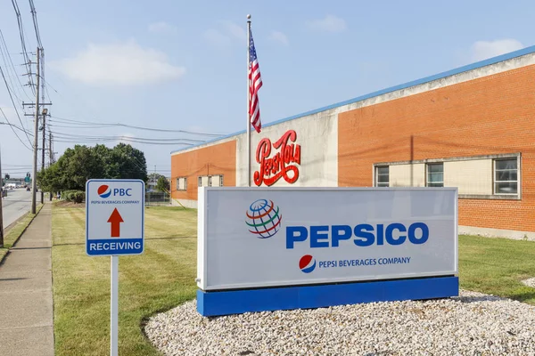 Louisville - ca. juli 2019: pepsi drinks company signage. Pepsi und Pepsico ist einer der größten Getränkehersteller der Welt. — Stockfoto