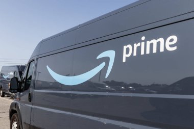 Indianapolis-Circa Temmuz 2019: Amazon Prime teslimat minibüsü. Amazon.com Prime markalı minibüsler Ile teslimat işinde oluyor