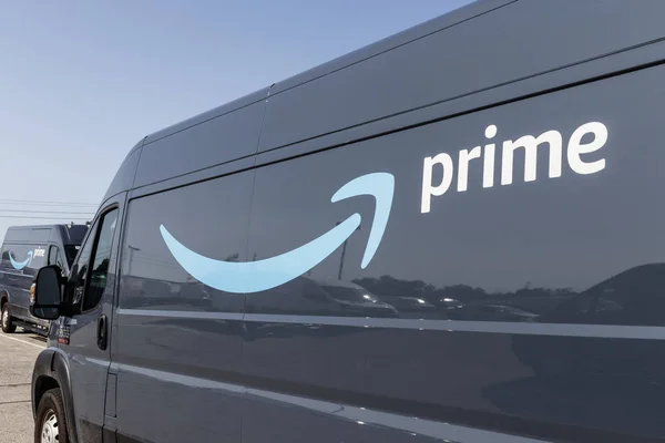 Indianapolis - Circa Juli 2019: Van pengiriman Amazon Prime. Amazon.com adalah mendapatkan Dalam bisnis pengiriman Dengan van bermerek Prime — Stok Foto