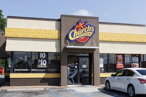 Indianápolis - Circa julio 2019: Restaurante de comida rápida de pollo de la iglesia. El pollo Church 's ha estado sirviendo pollo frito desde 1952 II — Foto de Stock