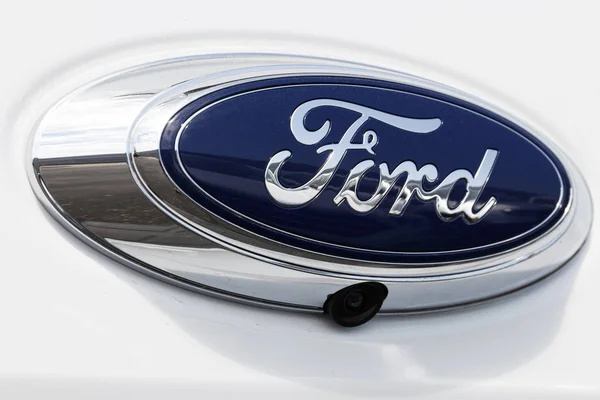 Indianápolis - Circa agosto 2019: Ford Car and Truck Dealership. Ford vende productos bajo las marcas Lincoln y Motorcraft —  Fotos de Stock