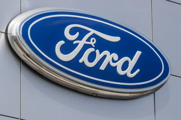 Indianapolis - Vers août 2019 : Ford Car and Truck Dealership. Ford vend des produits sous les marques Lincoln et Motorcraft — Photo