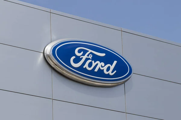 Indianapolis - Circa August 2019: Ford Car and Truck Dealership. Ford sells products under the Lincoln and Motorcraft brands — Stock Photo, Image