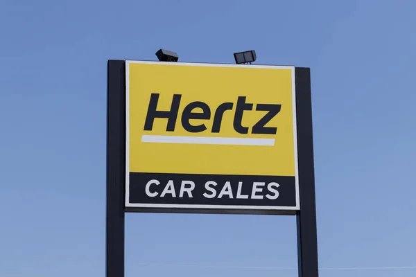 Індіанаполіс-близько серпня 2019: Hertz Car дилерських продажів. Hertz продає ужиті транспортні засоби від флоту автомобілів II — стокове фото