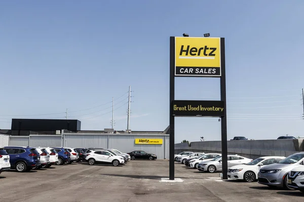 Indianapolis - Circa agosto 2019: concessionaria Hertz Car Sales. Hertz vende veicoli usati dal proprio parco auto a noleggio III — Foto Stock