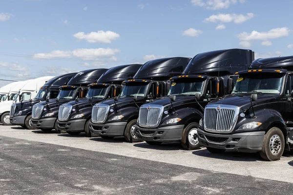 Ft. Wayne - Circa Agustus 2019: International Semi Tractor Trailer Trucks Lined for Sale. Internasional dimiliki oleh Navistar VIII — Stok Foto