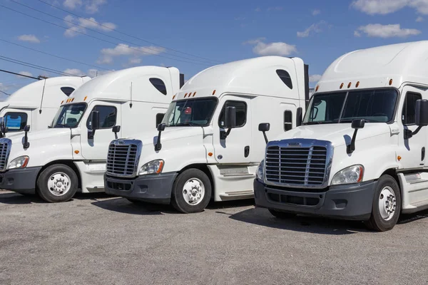 Ft. Wayne - Circa August 2019: Freightliner Semi Tractor Trailer Trucks Lined up for Sale VII — Stok Foto