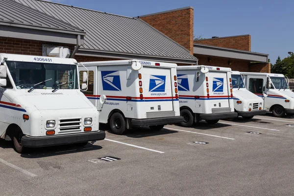 Indianapolis-Circa augusztus 2019: USPS Post Office mail Trucks. A postahivatal felelős a postai küldemények kézbesítéséért IV. — Stock Fotó