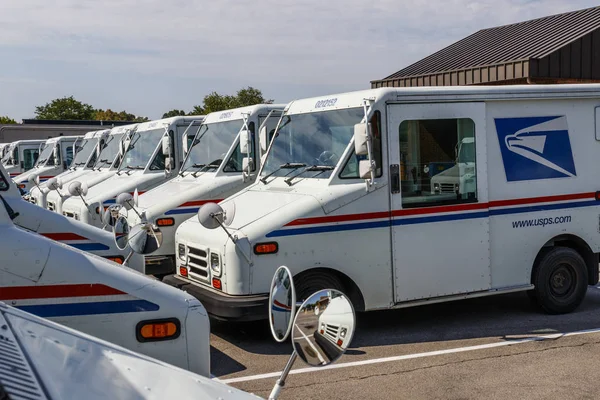 Indianapolis - Sekitar Agustus 2019: USPS Post Office Mail Trucks. Kantor Pos bertanggung jawab atas penyediaan surat IX — Stok Foto